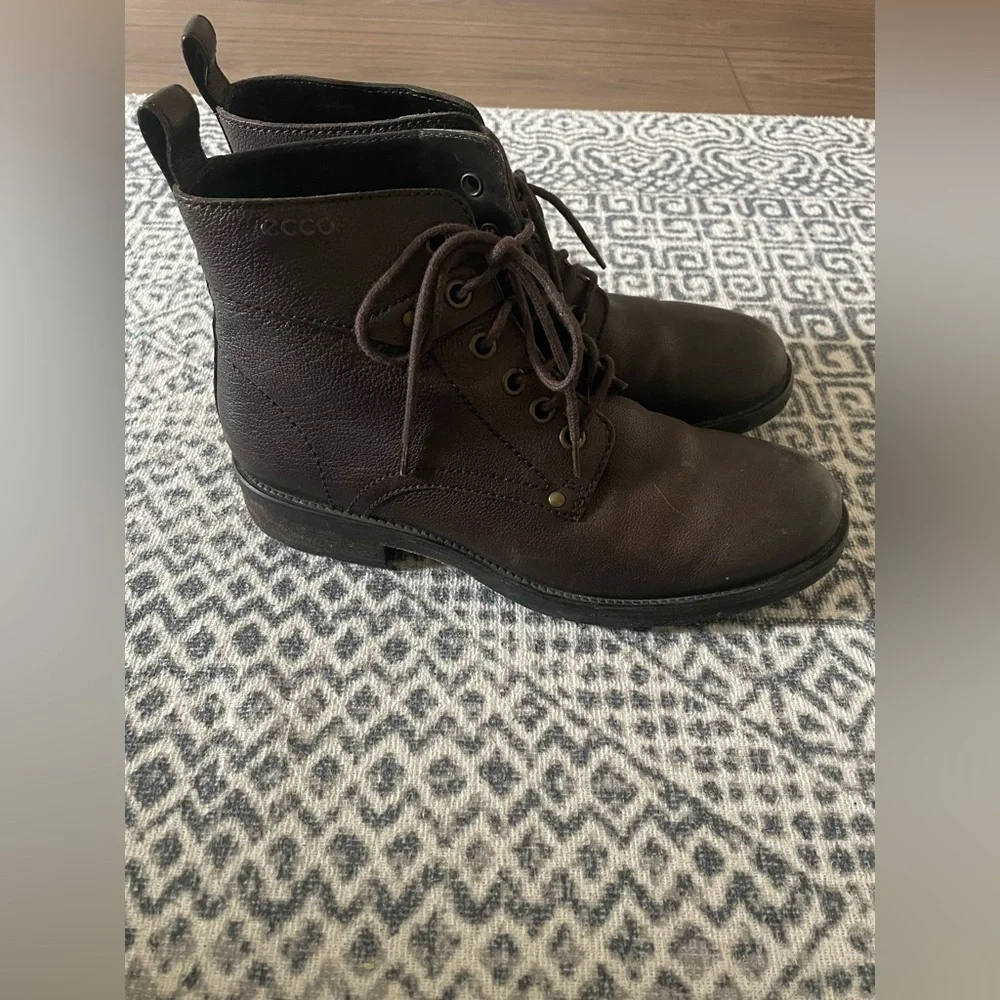 Men’s Ecco boots 9